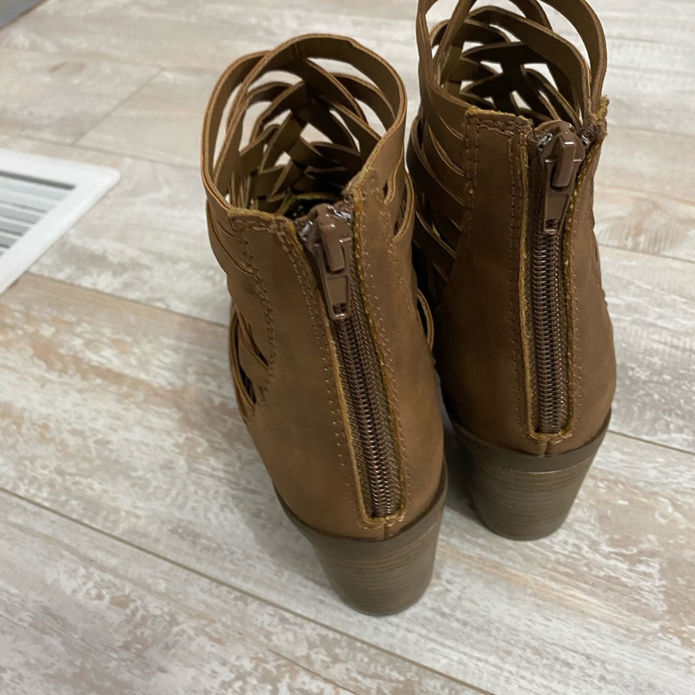 Cute booties 🌺 - Picture 4 of 12